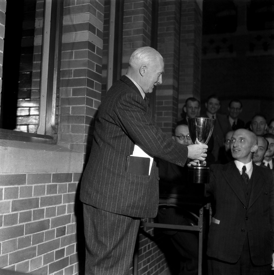 Bekeruitreiking aan het elftal van de Koopmansbeurs te Amsterdam, Bestanddeelnr 900-9277