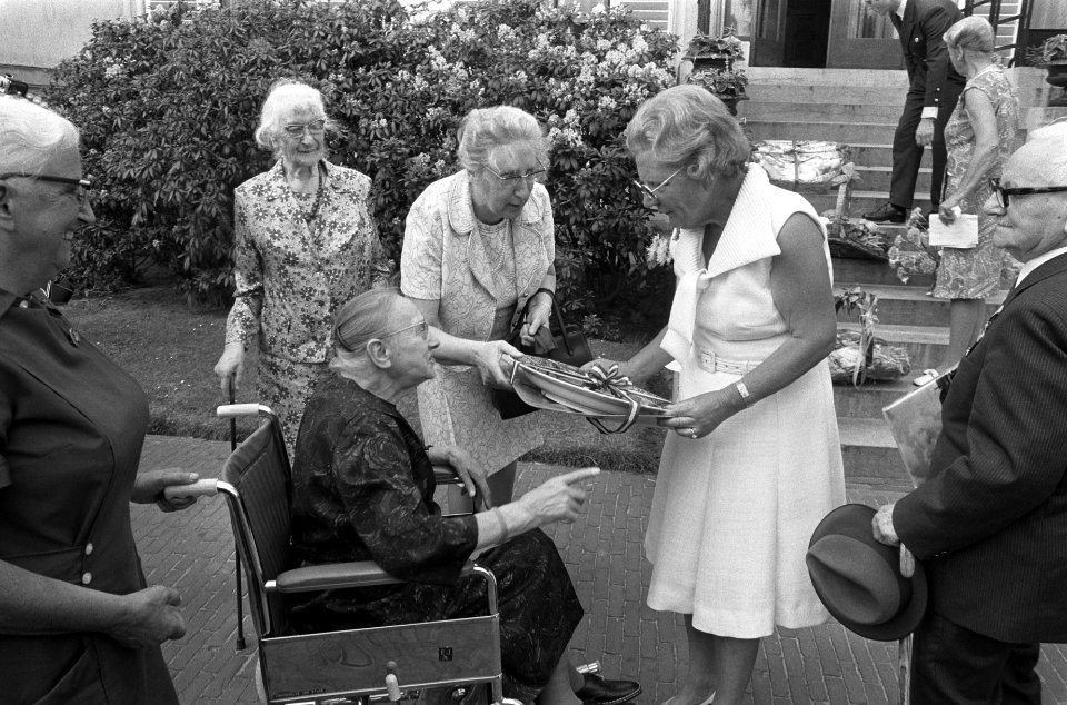 Bejaardendefile voor koningin Juliana op Paleis Soestdijk, Bestanddeelnr 926-5102