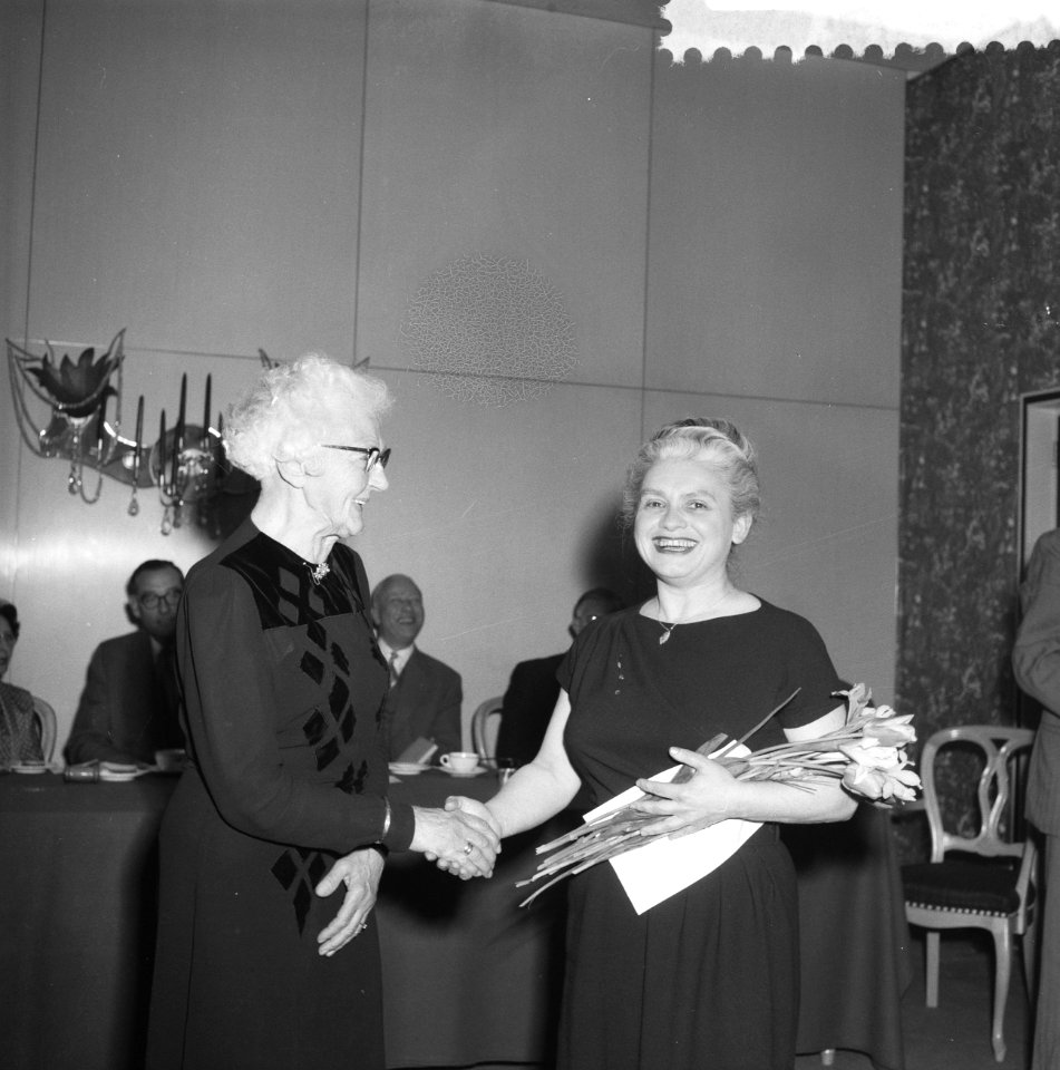 Bekendmaking van de auto van de Zalenman in het Amstelhotel door de CPNB, mevr, Bestanddeelnr 911-2292