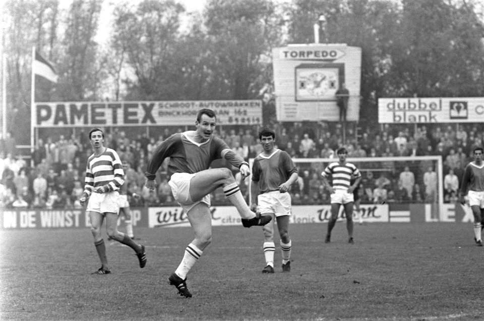 Beker ADO-Blauw Wit 4-2 spelmomenten. ADO-aanvoerder Heijnen schiet. Achter hem , Bestanddeelnr 921-7974