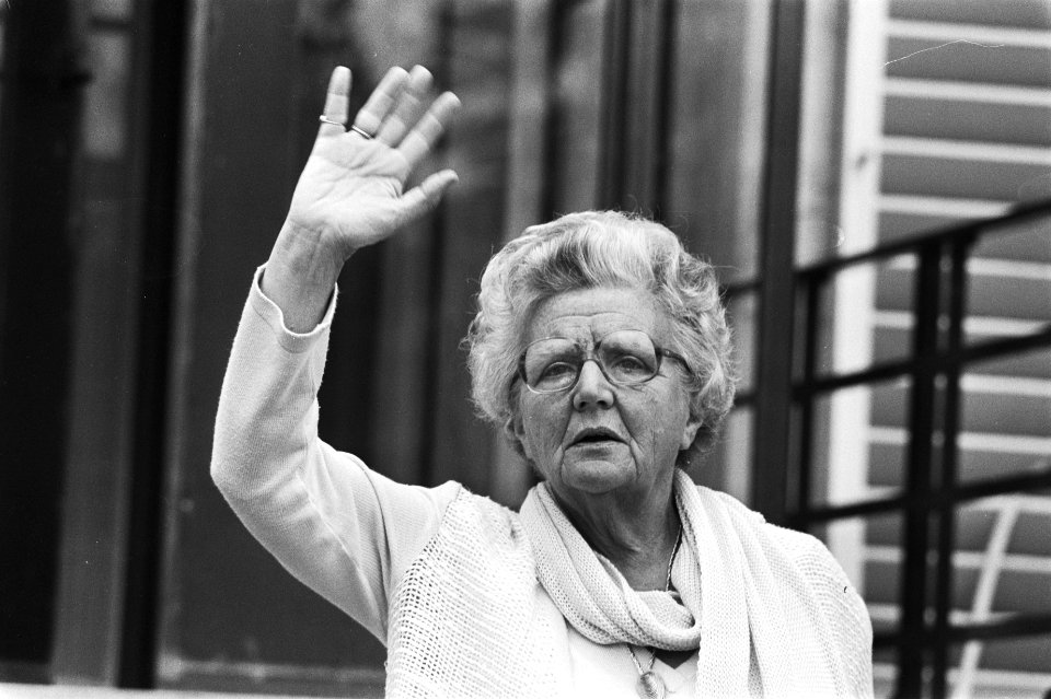 Bejaardendefilé Soestdijk, koningin Juliana zwaaiend (kop), Bestanddeelnr 929-7699