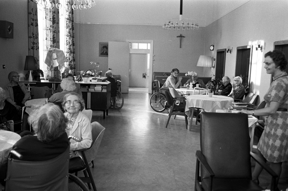 Bejaardenhuis St Jacob aan Middenlaan te Amsterdam wor verbouwd, recreatiezaal, Bestanddeelnr 925-3506