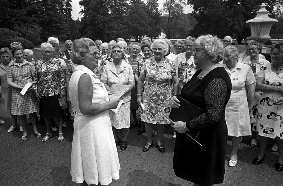 Bejaardendefile voor koningin Juliana op Paleis Soestdijk koningin Juliana bij b, Bestanddeelnr 926-5089