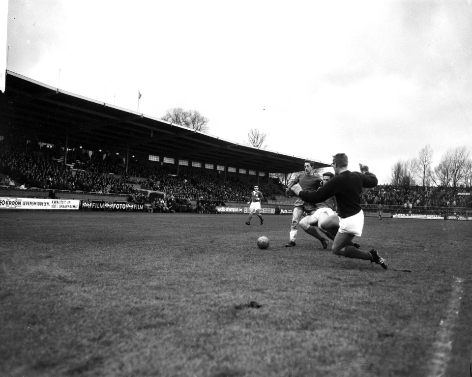 Bekervoetbal Ajax tegen FC Zaanstad 3-1, links Cruijff, midden Paauwe (Zaanstad), Bestanddeelnr 918-6282