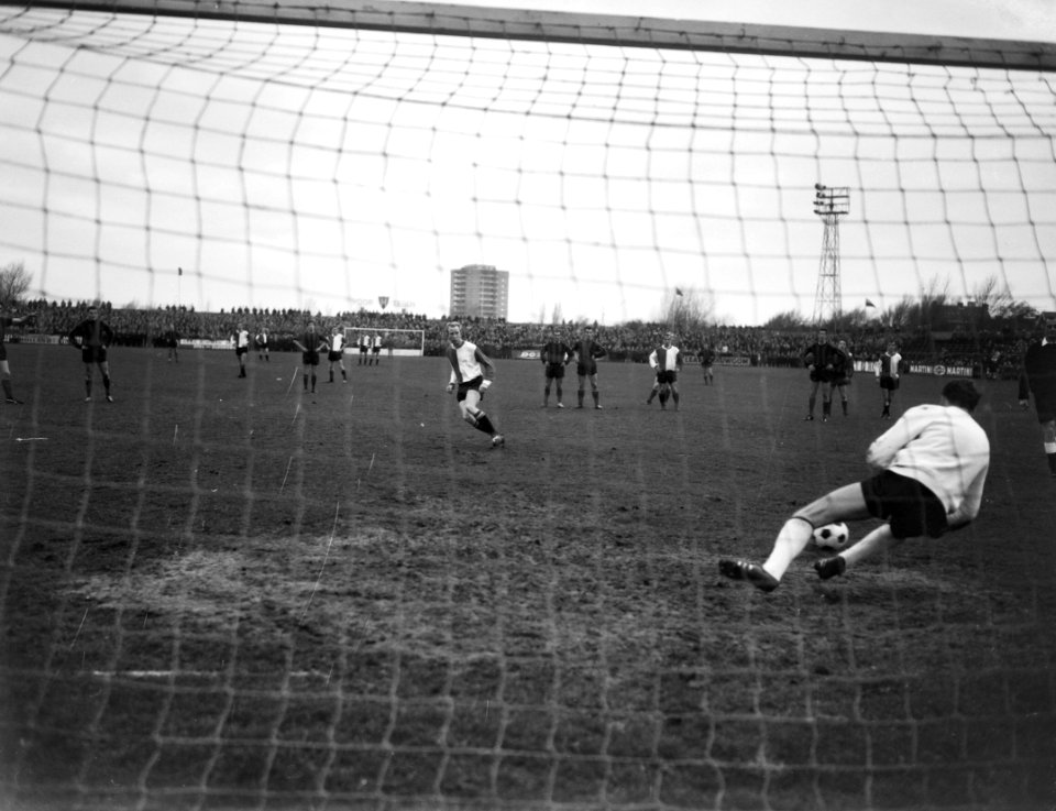 Bekervoetbal EDO tegen Feyenoord 1-3, keeper Amama (EDO) stopt penalty van Henk , Bestanddeelnr 917-2100
