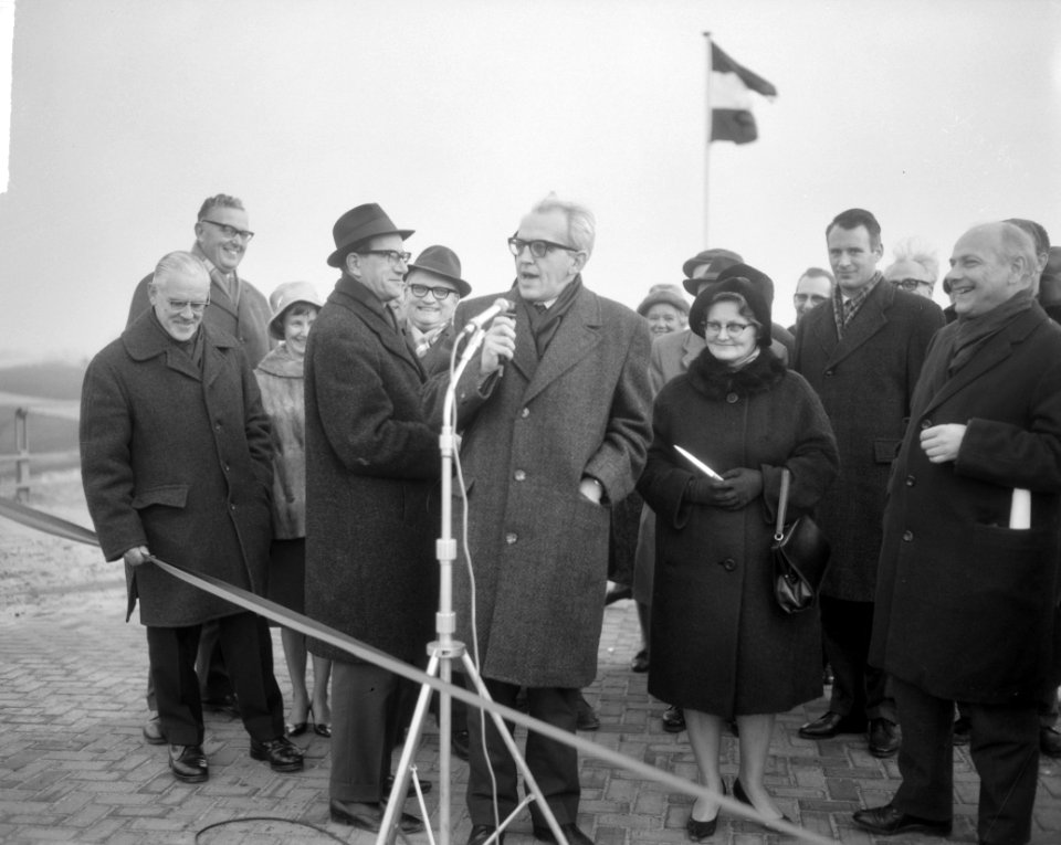 Bekende journalisten viertal bruggen in gebruik gesteld, journalist Van Bomen, Bestanddeelnr 917-1909