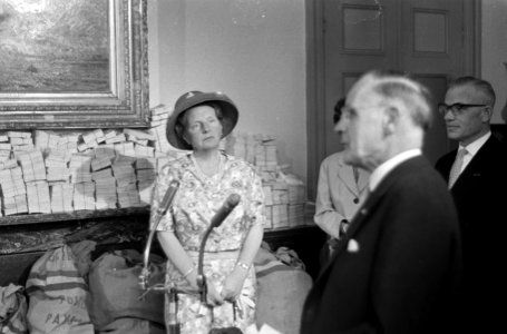 Bekendmaking van het resultaat van de bevrijdingskaarten, actie door koningin Ju, Bestanddeelnr 911-2178