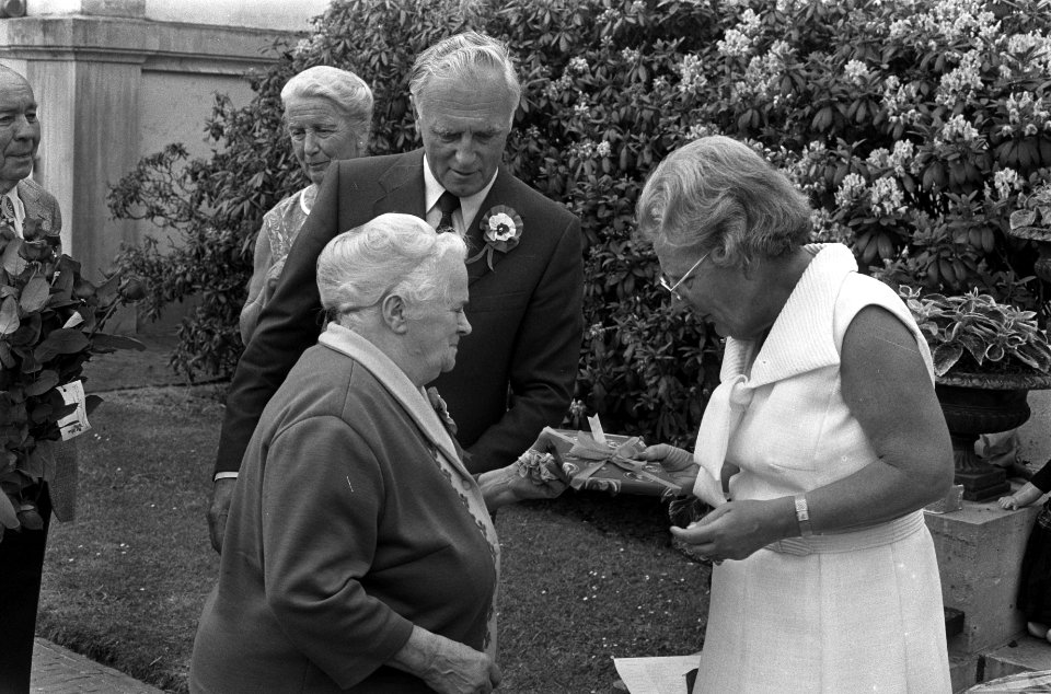Bejaardendefile voor koningin Juliana op Paleis Soestdijk koningin Juliana krijg, Bestanddeelnr 926-5091