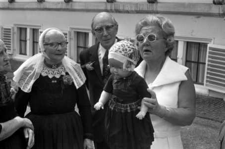 Bejaardendefile voor koningin Juliana op Paleis Soestdijk, Bestanddeelnr 926-5103