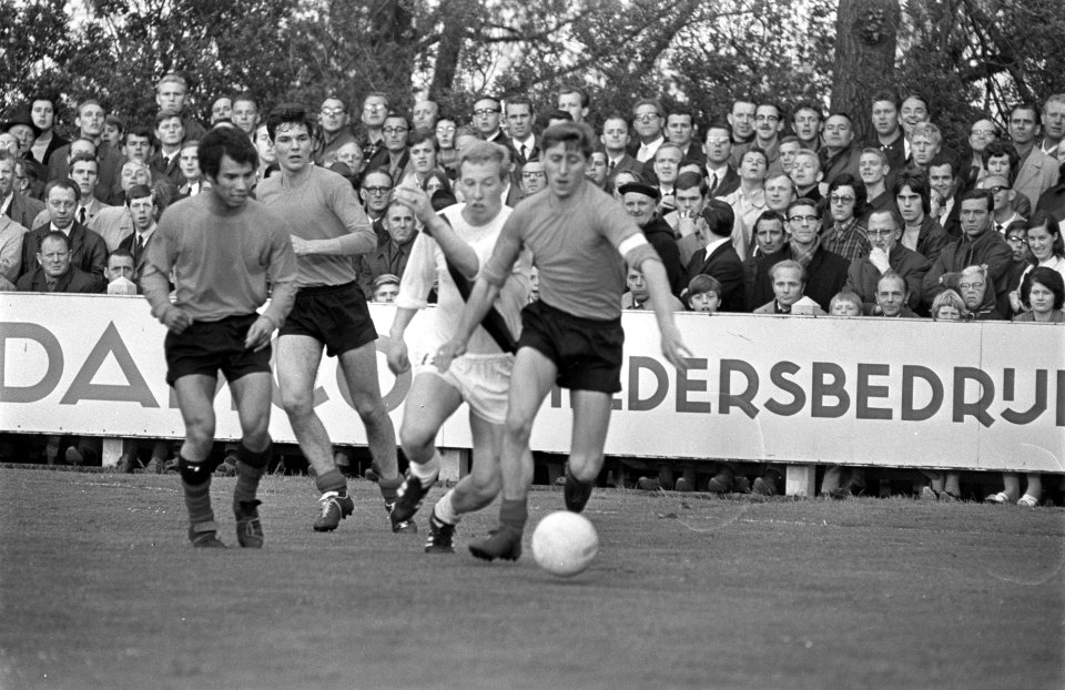 Beker Excelsior tegen FC Twente 0-2. Jeuring (FCT) temidden van drie Excelsior-s, Bestanddeelnr 921-3306