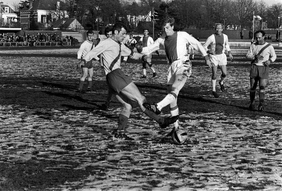 Beker Gooiland tegen Ajax 1-4, Piet Keizer (r) in duel, Bestanddeelnr 921-1096