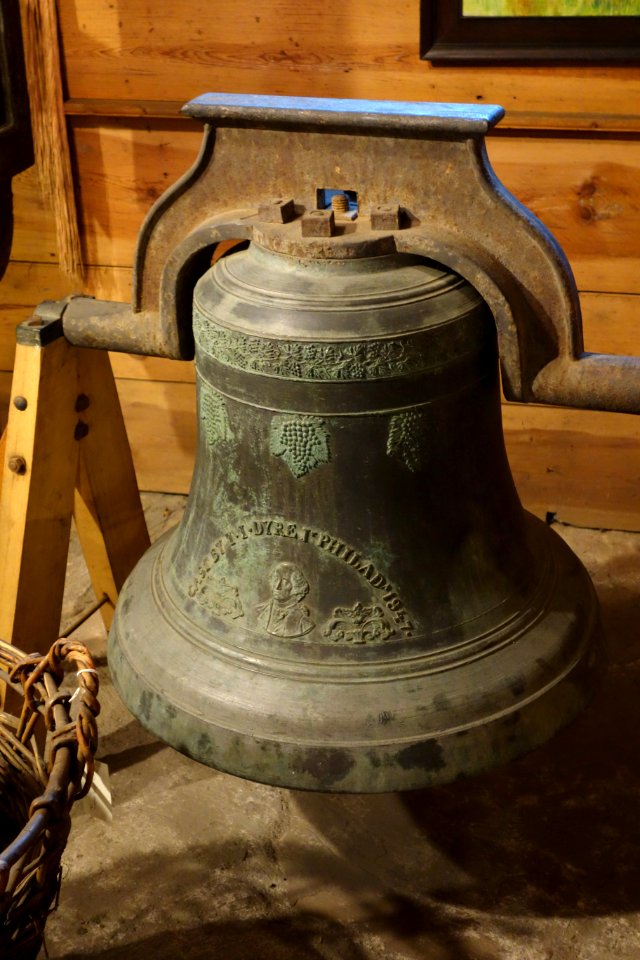 Bell with George Washington bust, 1847, cast by T. I. Dyre, Jr. bell & brass founder, corner of Washington & Church Streets, Philadelphia - Joseph Allen Skinner Museum - DSC07884