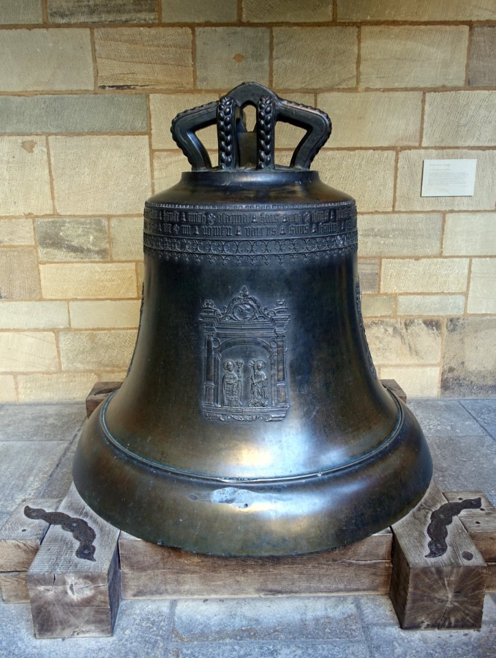 Bell 'Osanna' from Kloster Neresheim, Ostalbkreis, made by Meister Hans Rosenhart for Abt Johannes III, Nuremberg, 1550, view 1 - Landesmuseum Württemberg - Stuttgart, Germany - DSC03398