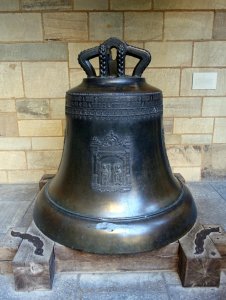 Bell 'Osanna' from Kloster Neresheim, Ostalbkreis, made by Meister Hans Rosenhart for Abt Johannes III, Nuremberg, 1550, view 1 - Landesmuseum Württemberg - Stuttgart, Germany - DSC03398