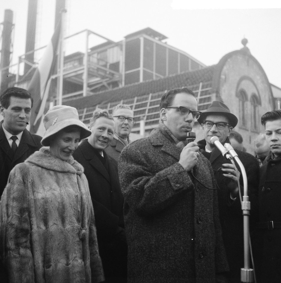 Bekende journalisten viertal bruggen in gebruik gesteld, hier journalist drs. H., Bestanddeelnr 917-1905