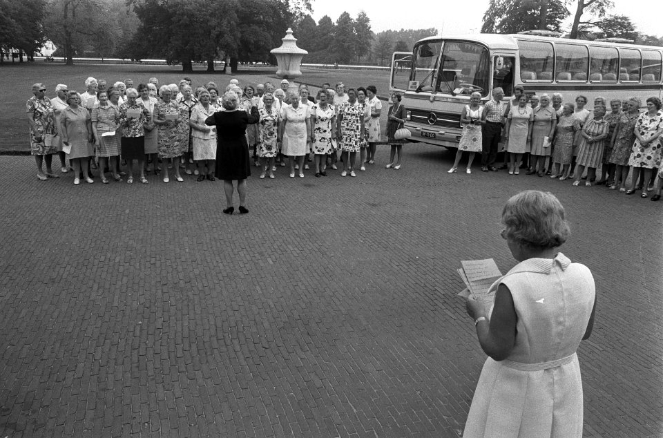 Bejaardendefile voor koningin Juliana op Paleis Soestdijk, Bestanddeelnr 926-5099