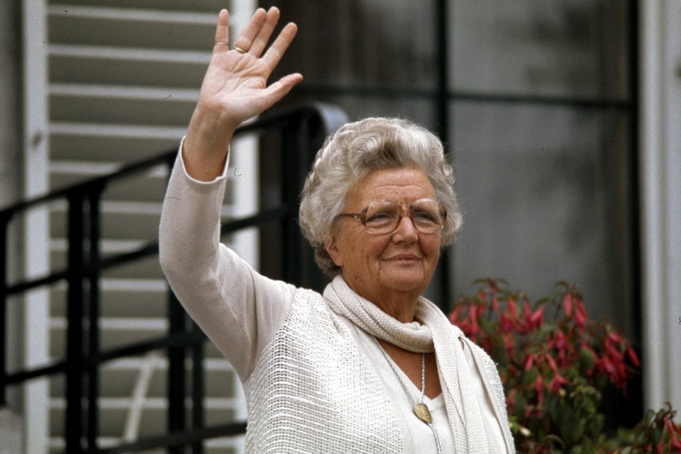 Bejaardendefile Soestdijk koningin Juliana , zwaaiend, Bestanddeelnr 253-8003