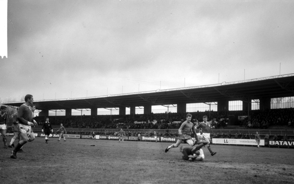Bekervoetbal Ajax tegen FC Zaanstad 3-1, Co Prins (links) maakt eerste doelpunt, Bestanddeelnr 918-6283