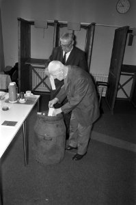 Bejaarden stemmen in het Flevohuis in Amsterdam, Bestanddeelnr 927-0892