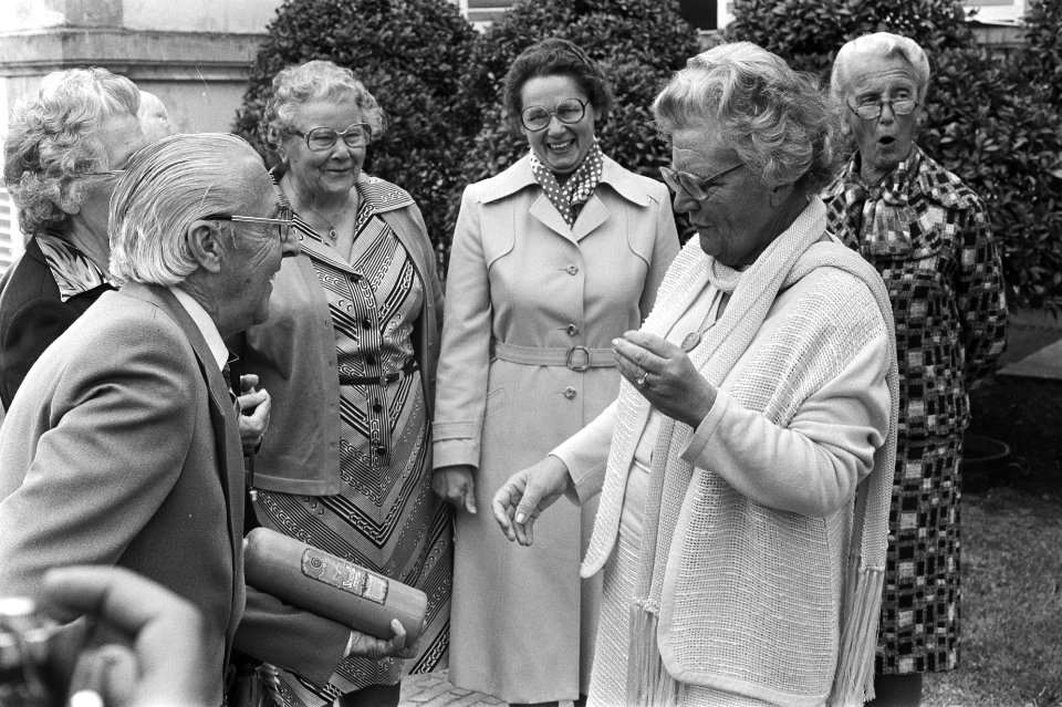Bejaardendefile Soestdijk, tijdens defile, Bestanddeelnr 929-7704