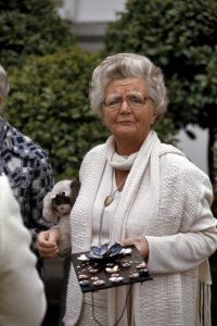 Bejaardendefile Soestdijk koningin Juliana (close), Bestanddeelnr 253-8006