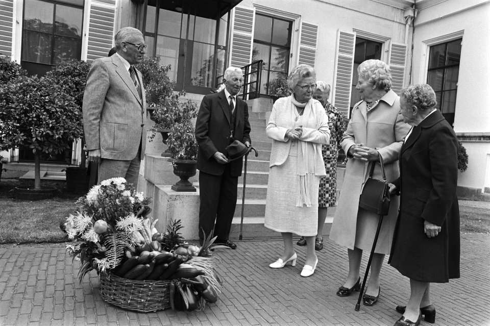 Bejaardendefile Soestdijk, tijdens defile, Bestanddeelnr 929-7700