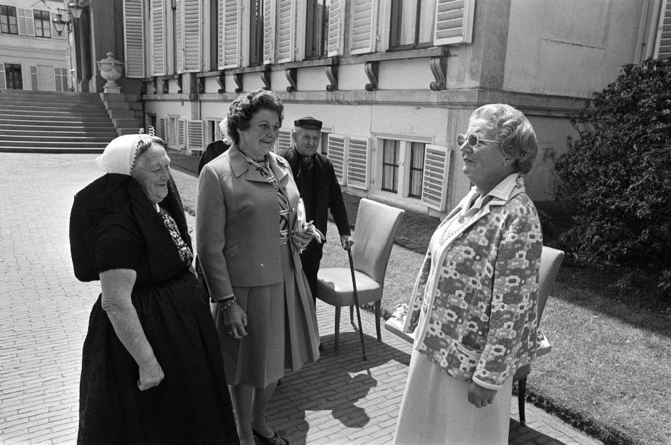 Bejaardendefile op Soestdijk, koningin Juliana en bejaarden, Bestanddeelnr 928-6442