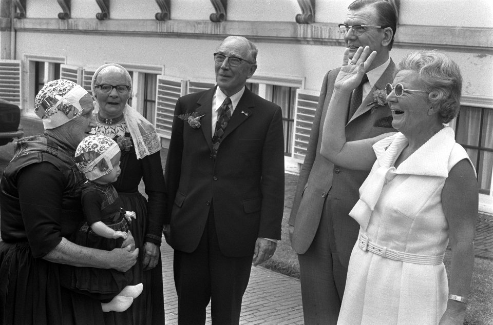 Bejaardendefile voor koningin Juliana op Paleis Soestdijk, Bestanddeelnr 926-5101