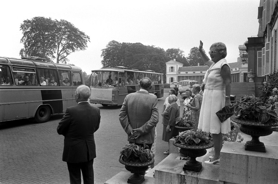 Bejaardendefile voor koningin Juliana op Paleis Soestdijk, Bestanddeelnr 926-5098