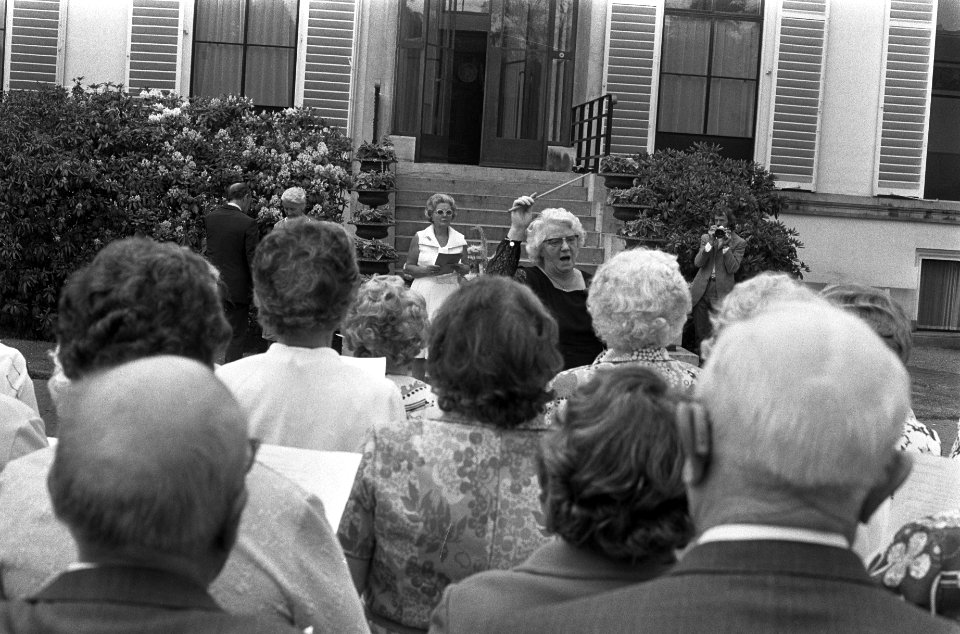 Bejaardendefile voor koningin Juliana op Paleis Soestdijk, Bestanddeelnr 926-5092
