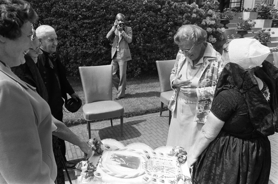 Bejaardendefile op Soestdijk, koningin Juliana en bejaardebn, Bestanddeelnr 928-6443