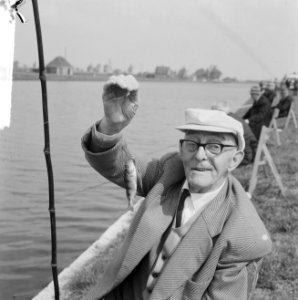 Bejaarden uit Roeterstraat hadden visdag, de heer Brinkman (70) ving een snoekba, Bestanddeelnr 917-8352