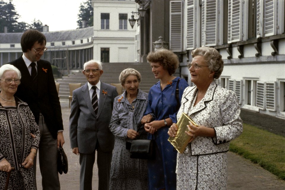 Bejaardendefile Soestdijk koningin Juliana, Bestanddeelnr 253-8115