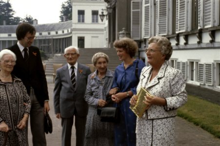 Bejaardendefile Soestdijk koningin Juliana, Bestanddeelnr 253-8115 photo