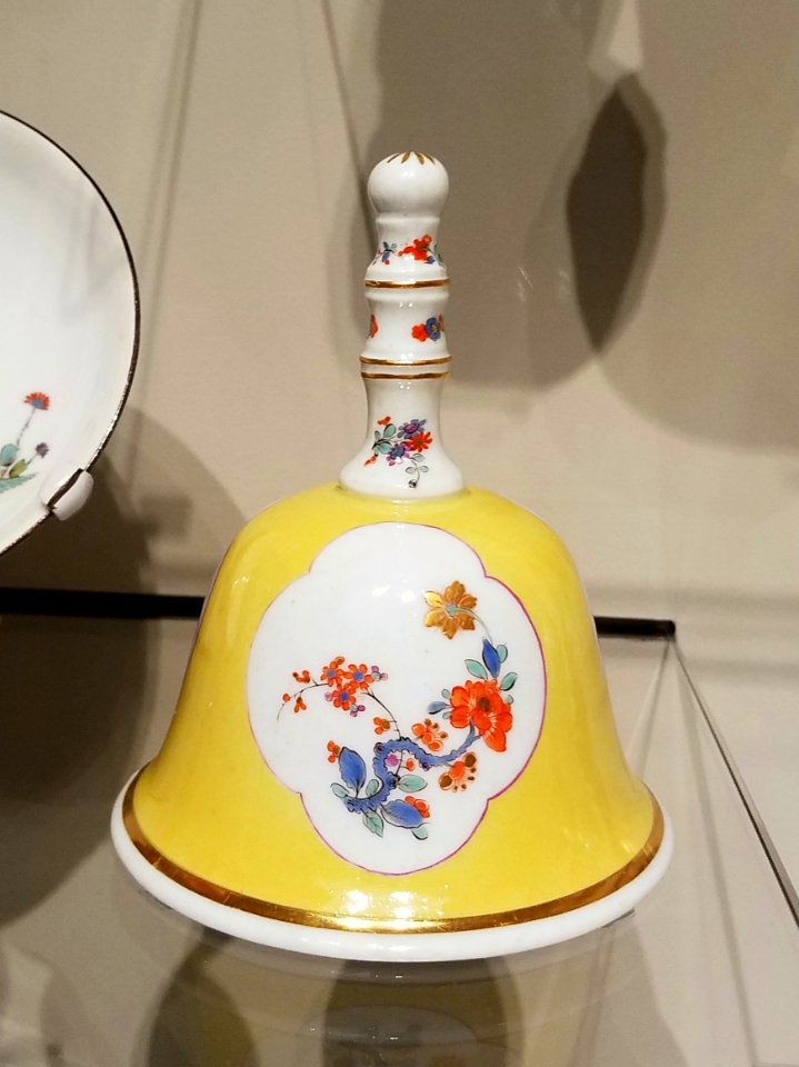 Bell, Meissen manufactory, Germany, c. 1730-1735, hard-paste porcelain, polychrome enamels, gilt - Museum of Fine Arts, Boston - 20180922 150450