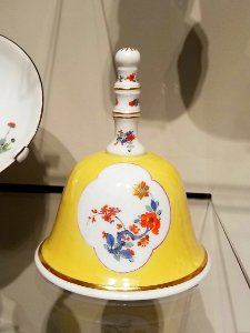 Bell, Meissen manufactory, Germany, c. 1730-1735, hard-paste porcelain, polychrome enamels, gilt - Museum of Fine Arts, Boston - 20180922 150450