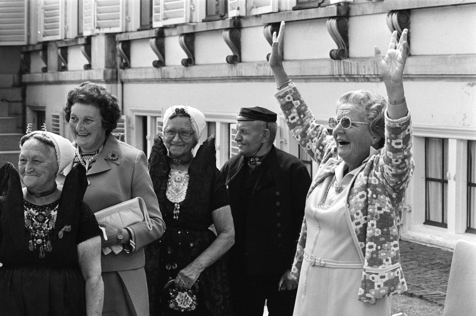 Bejaardendefile op Soestdijk, koningin Juliana en delegatie uit Axel, Bestanddeelnr 928-6437