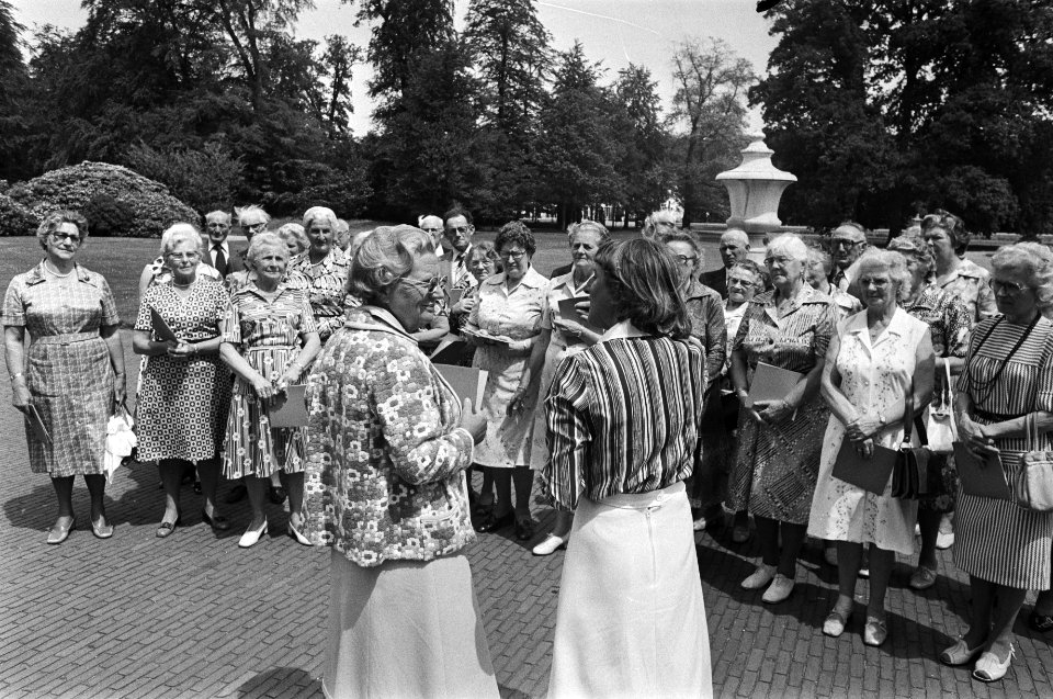 Bejaardendefile op Soestdijk, koningin Juliana in gesprek met bejaardenkoor uit , Bestanddeelnr 928-6436