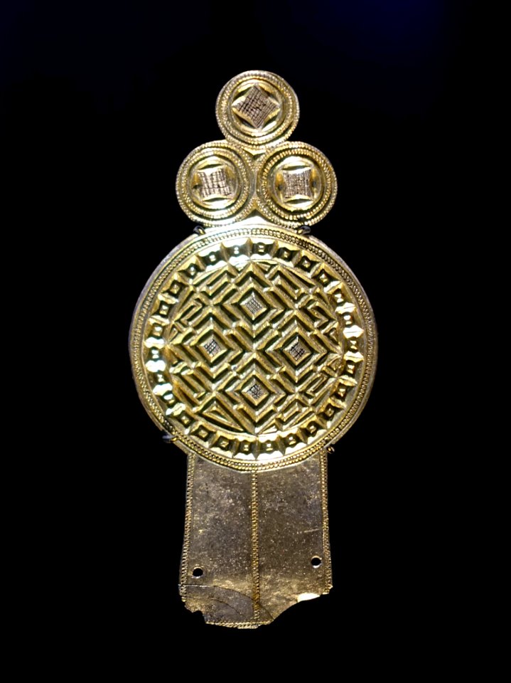 Belt tongue from a woman's grave, Kirchheim am Neckar, Kreis Ludwigsburg, c. 480, gilt silver - Landesmuseum Württemberg - Stuttgart, Germany - DSC02915