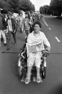 Bejaarden protesteren op Osdorpplein in Amsterdam tegen bezuinigingen bejaarden, Bestanddeelnr 933-7619