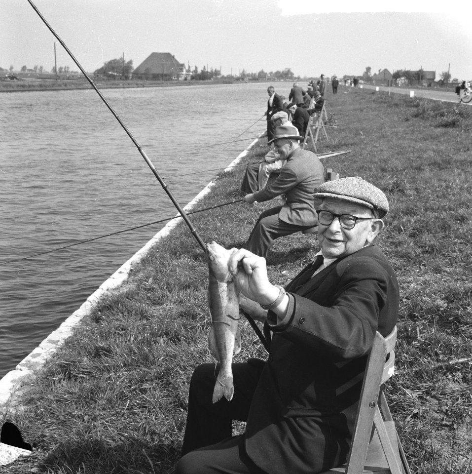Bejaarden uit Roeterstraat hadden visdag, de heer Brinkman (70) ving een snoekba, Bestanddeelnr 917-8350