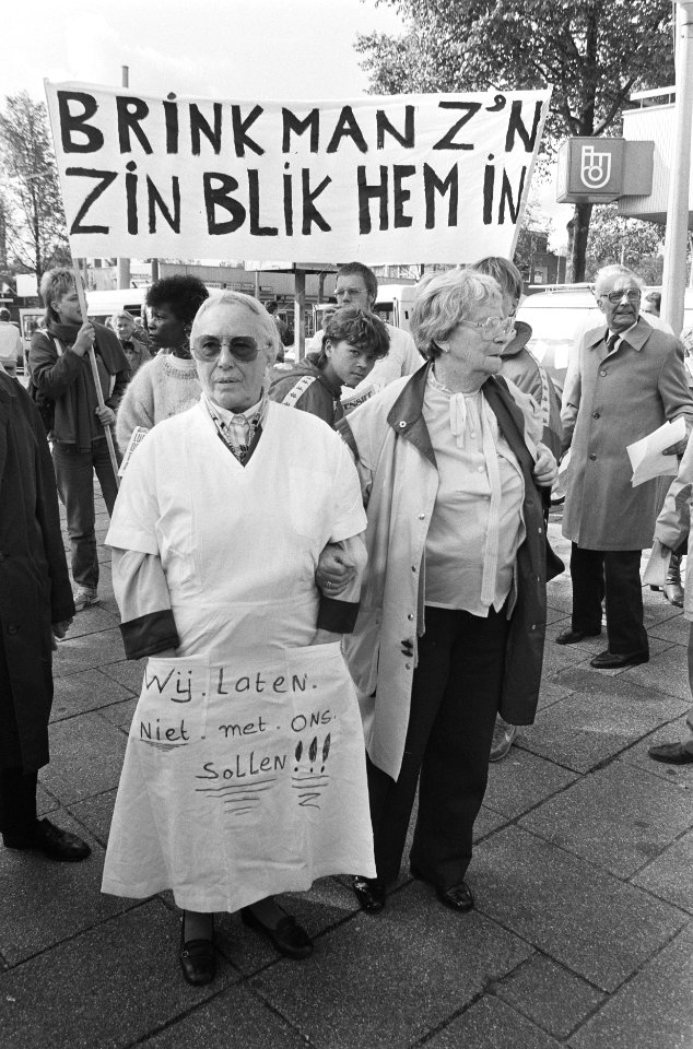 Bejaarden protesteren op Osdorpplein in Amsterdam tegen bezuinigingen, Bestanddeelnr 933-7618
