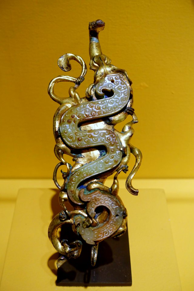 Belt hook in the shape of a coiled dragon, China, Warring States to early Western Han dynasty, 4th-3rd century BC, nephrite, gilt bronze - Portland Art Museum - Portland, Oregon - DSC08652