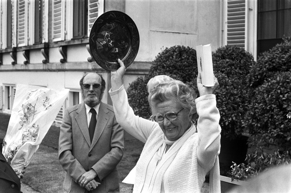 Bejaardendefilé Soestdijk, koningin Juliana zwaaiend met geschenken, Bestanddeelnr 929-7705