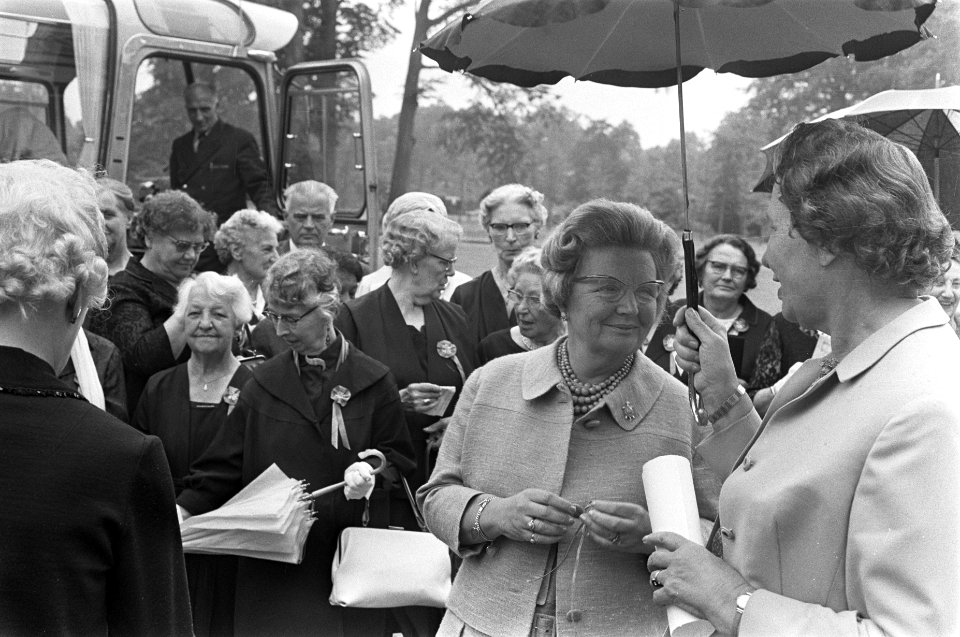 Bejaardendefile op Paleis Soestdijk, Bestanddeelnr 921-4422
