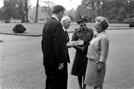 Bejaardendefile op Paleis Soestdijk, Bestanddeelnr 921-4421