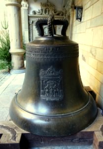 Bell 'Osanna' from Kloster Neresheim, Ostalbkreis, made by Meister Hans Rosenhart for Abt Johannes III, Nuremberg, 1550, view 2 - Landesmuseum Württemberg - Stuttgart, Germany - DSC03400
