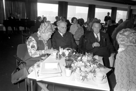 Bejaardencentrum Het Schouw in Amsterdam Noord geopend, oud premier W Drees sr, Bestanddeelnr 925-4051