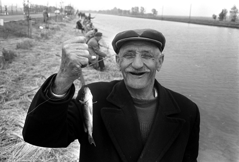 Bejaarden Roeterstraat uit vissen te Ilpendam. Opa Jan Hijkamp (80 jaar) was de , Bestanddeelnr 921-4131