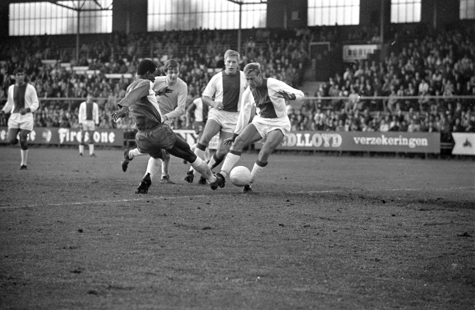Beker Ajax tegen Elinkwijk. Klaas Nuninga rechts scoort, links Rudge en Pronk, Bestanddeelnr 921-3513